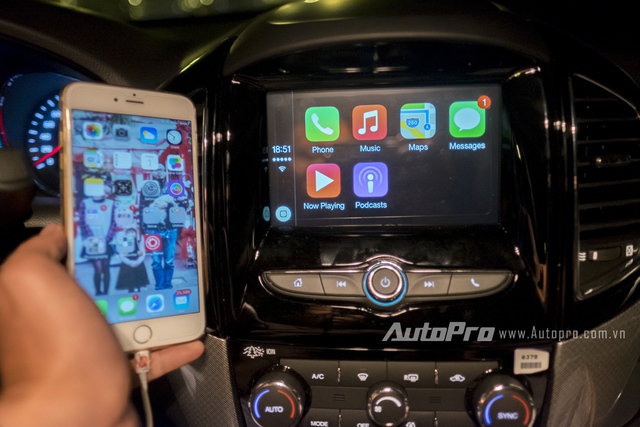 
Kết nối Apple Car Play trên Chevrolet Captiva REVV có thể giúp chiếc xe của bạn có tính năng dẫn đường thông qua bản đồ định vị vệ tinh của Google Map hoặc Apple Map.
