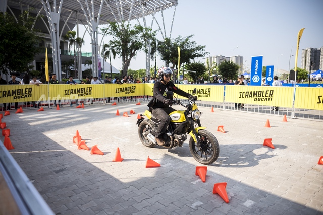 
Lớp học Ducati Riding Exprience được tổ chức ngay tại triển lãm mô tô xe máy Việt Nam 2016. Những bài học cơ bản về cách điều khiển xe, dáng lái xe... đều được chỉ dạy tận tình cho những khách thăm quan thích xe Ducati Scrambler và có bằng lái A2.
