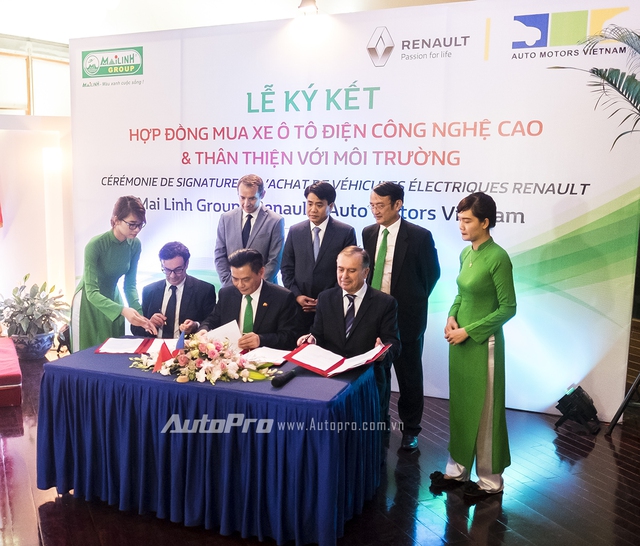 
Lễ ký kết thoả thuận mua bán 100 chiếc xe ô tô điện đầu tiên giữa ông Hồ Huy - chủ tịch tập đoàn Mai Linh - và ông Roland Bouchara - phó chủ tịch khu vực Châu Á.
