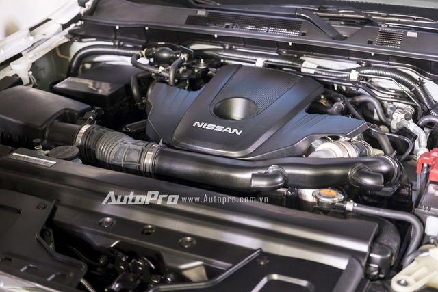 
Cụ thể, Trái tim của Nissan Navara EL là khối động cơ diesel 4 xi-lanh thẳng hàng, DOHC, dung tích 2,5 lít, có khả năng sản sinh công suất tối đa 161 mã lực tại vòng tua máy 3.600 vòng/phút và mô-men xoắn cực đại đạt 403 Nm tại vòng tua máy 2.000 vòng/phút. 
