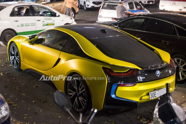 
BMW i8 được trang bị hệ dẫn động hybrid, bao gồm máy xăng 3 xy-lanh, TwinPower Turbo, dung tích 1,5 lít, sản sinh công suất tối đa 231 mã lực và mô-men xoắn cực đại 320 Nm. Động cơ kết hợp với mô-tơ điện cho công suất tối đa 131 mã lực và mô-men xoắn 250 Nm. Tổng cộng, BMW i8 sở hữu công suất 362 mã lực và mô-men xoắn cực đại 570 Nm.
