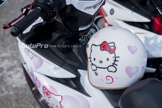 
Ngay cả mũ bảo hiểm cũng được trang điểm lại bằng các hình Hello Kitty cho đồng bộ với cả chiếc xe.

