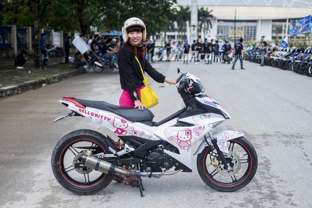 
Nữ biker của câu lạc bộ Exciter 150 Hà Nội đứng cạnh chiếc xe đậm chất Hello Kitty của mình.
