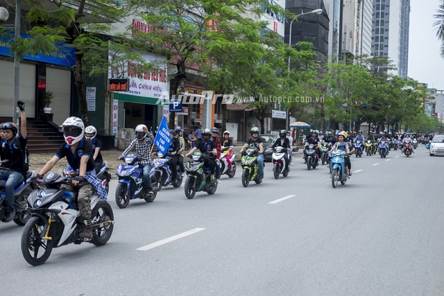 
Mặc dù lần đầu diễu hành nhưng các thành viên câu lạc bộ Yamaha Exciter 150 Hà Nội đã chạy xe khá quy củ. Những thành viên lái cứng được cắt cử ra dẫn đoàn, chốt đoàn và cảnh giới bên hông.
