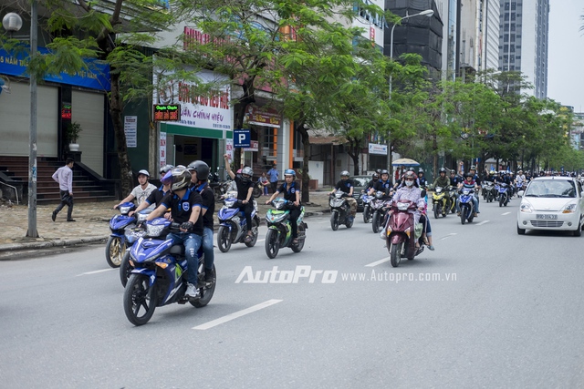 
Sau khi hoàn thành các phần giao lưu, thành viên câu lạc bộ với hơn 50 chiếc xe Yamaha Exciter 150 đã cùng nhau đi thành đoàn 3 hàng qua một số tuyến phố tại Hà Nội.
