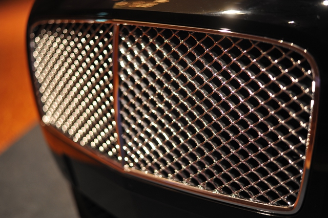 
Bentley Flying Spur V8 có nước sơn ngoại thất màu đen Beluga được phối màu nội thất cùng tông đen tinh tế với biểu tượng Bentley màu vàng được thêu trên tựa đầu.
