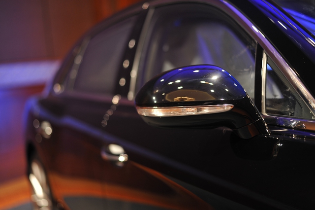 
Một số trang bị tiện ích trên xe có thể kể tới: đồng hồ cơ hiệu Breitling (Thụy Sỹ) đặt ở giữa bảng điều khiển trung tâm, hệ thống giải trí Bentley Rearseat Entertainment Specification với 2 màn hình LCD 10 inch cho hàng ghế sau.
