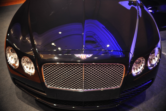 
Chiếc xe được Bentley Hà Nội bàn giao lần này tới khách hàng là Flying Spur V8 dùng động cơ 4 lít - dòng xe bị điều chính thuế nhiều nhất trong đợt điều chỉnh sau 1/7. Tuy nhiên, Bentley Hà Nội không công bố mức giá bán cụ thể (trước và sau) của mẫu xe siêu sang này. Ở các showroom tư nhân, trước thời điểm 1/7, xe được định giá trên 13 tỷ Đồng.
