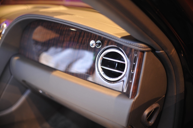 
Trái ngược với gỗ óc chó truyền thống, gỗ khuynh diệp là thông điệp mạnh mẽ mà Bentley muốn truyền tải với dòng sản phẩm Flying Spur V8: đây là một mẫu sedan siêu sang đầy năng động và có hiệu năng tương đương với những chiếc xe thể thao đích thực.
