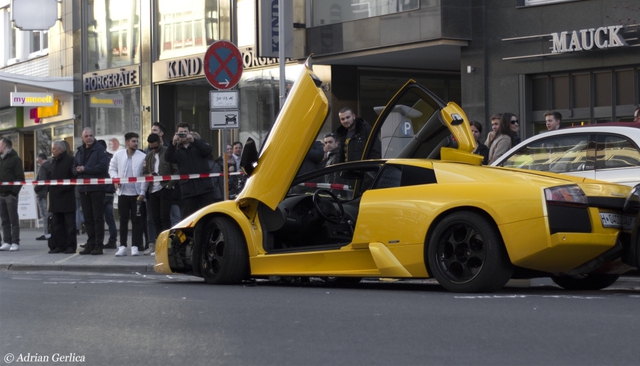 Lamborghini Murcielago đua xe trên phố gây tai nạn kinh hoàng cho chiếc Fiat 500 và 1 người xe đạp khác bị thương.