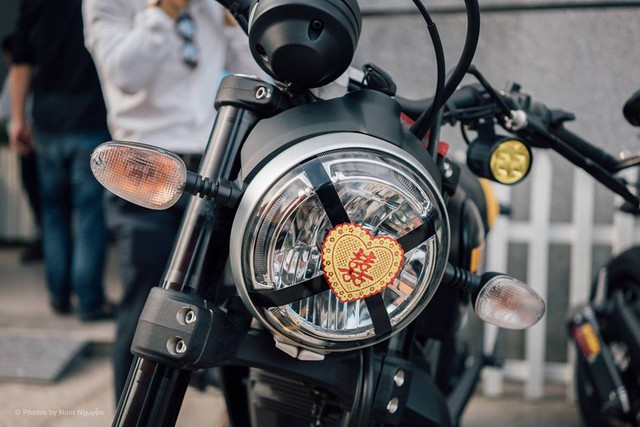 
Đèn pha của hầu hết xe Ducati Scrambler được dán thêm hình trái tim với chữ Hỷ tượng trưng cho hạnh phúc.
