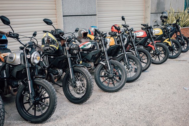 
Các thành viên còn lại của câu lạc bộ đã cùng nhau tham gia vào đoàn rước dâu với hàng chục mẫu Ducati Scrambler đủ sắc màu.
