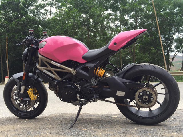 
Ducati Monster 1100 EVO 2013 được chủ nhân Hà thành khoác lên mình bộ áo màu hồng cá tính.
