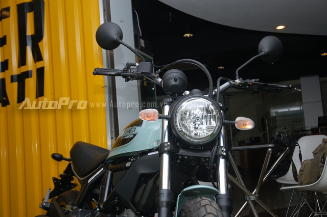 
 Ducati Scrambler Sixty2 có tay lái rộng dễ điều khiển hơn trong phố.
