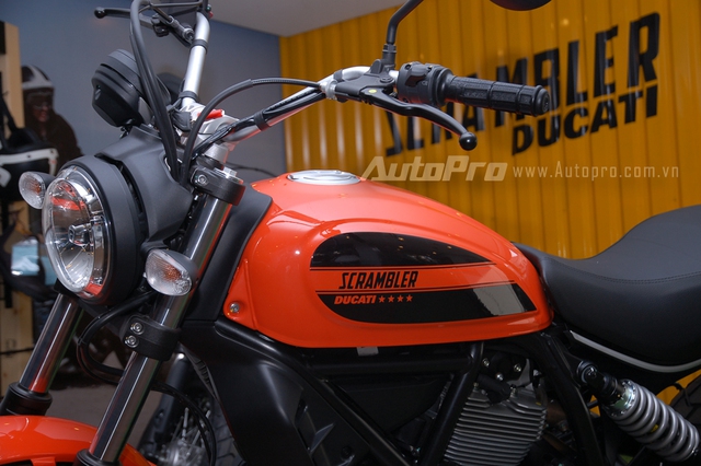 
Ducati Scrambler Sixty2 được xem như phiên bản hiệu suất thấp hơn của Scrambler. Cảm hứng để thiết kế Ducati Scrambler Sixty2 đến từ văn hóa đường phố của giới trẻ với những tấm ván trượt, ẩm thực và nhạc pop vào thập niên 60. Đây cũng là năm mà cái tên Scrambler ra đời, tạo nên cơn sốt tại Mỹ.
