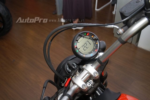 Màn hình LCD dạng tròn đặt chếch về phía bên phải tương tự Ducati Scrambler 800 phân khối. Ở trung tâm là ổ khoá xe.