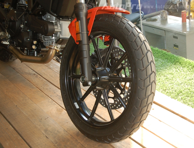 
Scrambler Sixty2 được trang bị lốp Pirelli MT 60 RS có thể chinh phục nhiều địa hình khác nhau.
