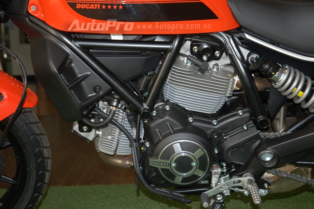 
Ducati Scrambler Sixty2 sử dụng khối động cơ L-Twin Desmo, dung tích 400 phân khối, sản sinh công suất tối đa 41 mã lực tại vòng tua máy 8.750 vòng/phút và mô-men xoắn cực đại 35 Nm. Động cơ kết hợp với hộp số 6 cấp. Trọng lượng của xe chỉ dừng ở mức 183 kg, nhẹ hơn 3 kg so với đàn anh.
