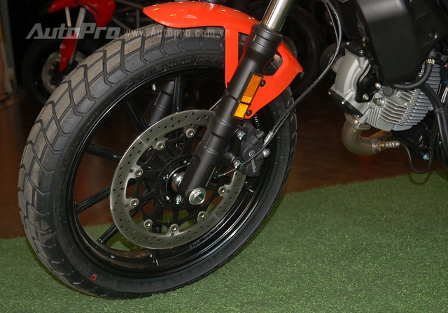 
Để kìm hãm khối động cơ 400 phân khối, Ducati trang bị phanh đĩa đơn trước/sau cho Scrambler Sixty2, tích hợp hệ thống chống bó cứng phanh ABS. Trong đó, đĩa trước có đường kính 320 mm kết hợp cùng cùm phanh Brembo 2 pít-tông. Đĩa phanh sau có đường kính 245 mm và đi kèm cùm phanh 1 pít-tông.

