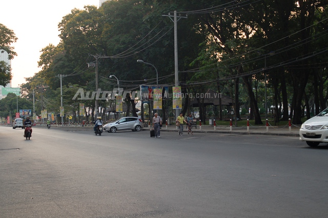 
Nhiều bãi giữ xe ô tô khá thưa thớt xe đỗ. Trong ảnh là bãi gửi xe ô tô trên đường Lê Lai sát công viên 23 tháng 9.
