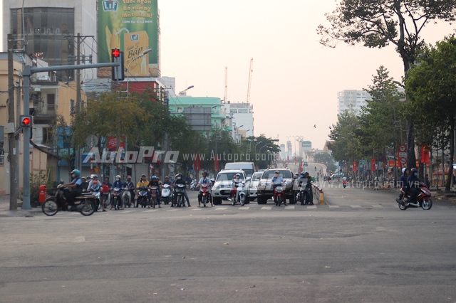 
Rất hiếm bắt gặp hình ảnh những cảnh sát giao thông trên các con phố trung tâm Sài Thành, tuy nhiên người dân vẫn chấp hành khá tốt các quy định giao thông.
