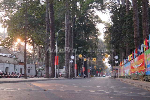 
Trên con đường Trương Định vào lúc 7h30 sáng chỉ có lác đác vài xe taxi và xe máy chạy qua. Đây được xem là một trong các tuyến đường sẽ ùn tắc nghiêm trọng vào dịp tết Bình Thân do nhiều người dân sẽ đổ về đây xem lễ hội hoa tại công viên Tao Đàn.
