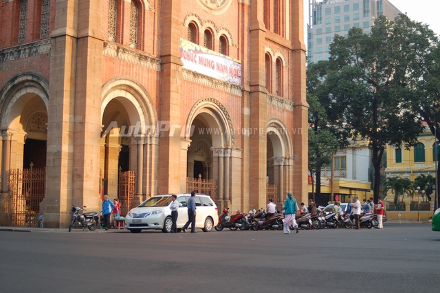 
Khu vực nhà thờ Đức Bà lúc 7h45 tấp nập nhiều người dân đi lễ sớm.
