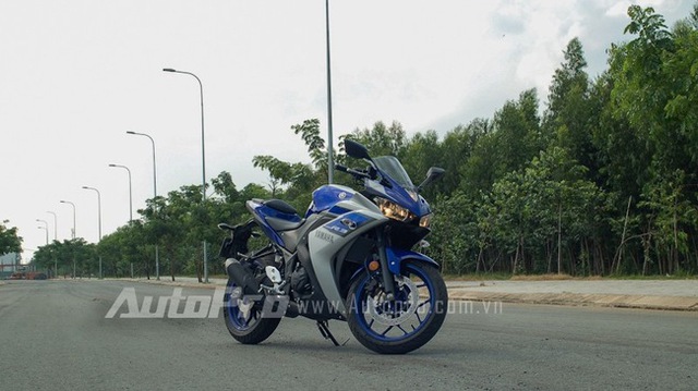 
Yamaha R3 nguyên bản có giá bán đề xuất 150 triệu Đồng trong khi Exciter 150 GP có giá 45,5 triệu Đồng.
