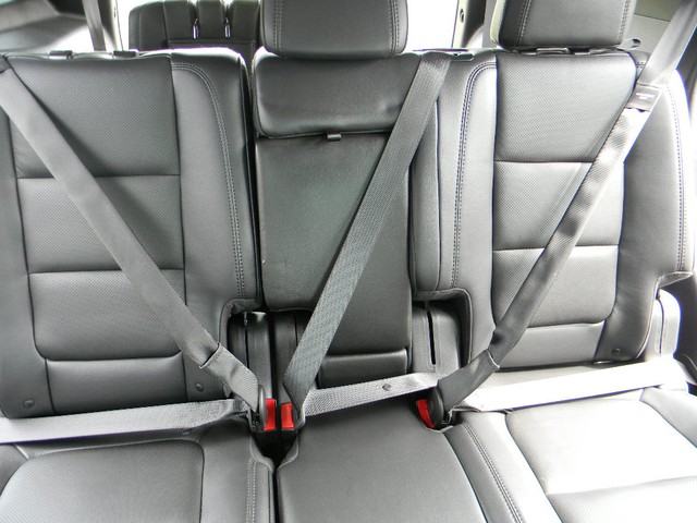 
Hai ghế ngồi sát cửa ở hàng ghế thứ 2 của chiếc Toyota RAV4, với phần dây an toàn neo trên cột B, có khả năng bị đứt nếu xảy ra va chạm mạnh.

