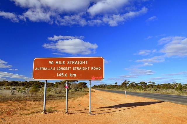
Cảnh báo cho các lái xe trước khi đi vào đường cao tốc Eyre - con đường dài nhất nước Úc.
