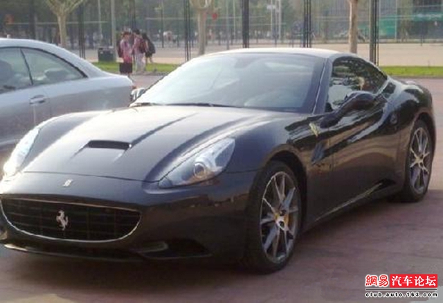 
Siêu xe Ferrari California cũng được sinh viên đại học tại Trung Quốc sử dụng.
