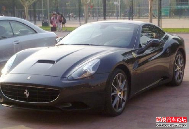 Siêu xe Ferrari California cũng được sinh viên đại học tại Trung Quốc sử dụng.