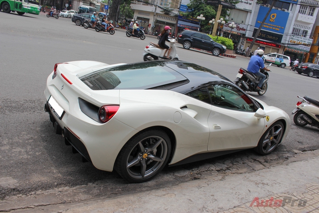 
Chiếc siêu xe ra biển trắng đã thu hút sự chú ý của người đi đường khi lăn bánh trên đường phố Sài Gòn những ngày cuối tuần vừa qua.
