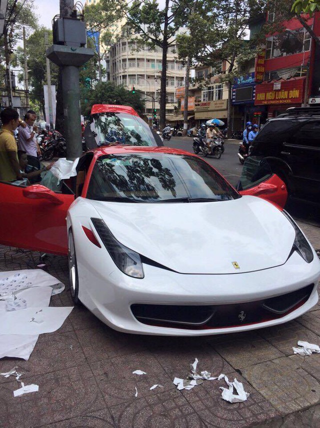 
Siêu xe Ferrari 458 Italia được các thợ Sài thành thay áo ngay trên vỉa hè.
