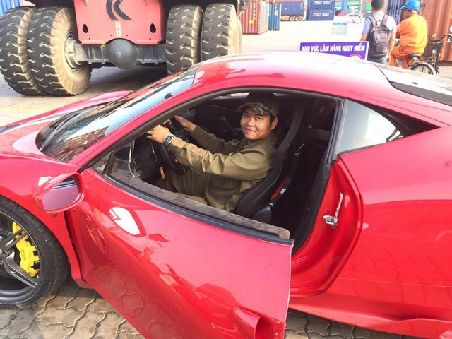 Ferrari 458 Speciale xuất hiện tại Việt Nam với bộ áo đỏ tươi cùng sọc xanh dương nổi bật.