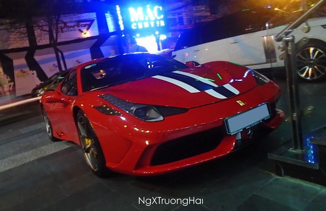 
Siêu xe Ferrari 458 Speciale đầu tiên tại Việt Nam dạo phố vào tối qua. Ảnh: NgXTruongHai
