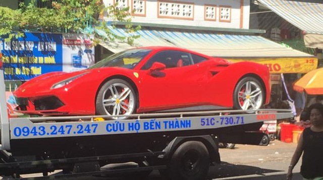 Siêu xe Ferrari 488 GTB trên xe cứu hộ vận chuyển về garage riêng tại Quận 6. Ảnh: Thúy Nguyễn.