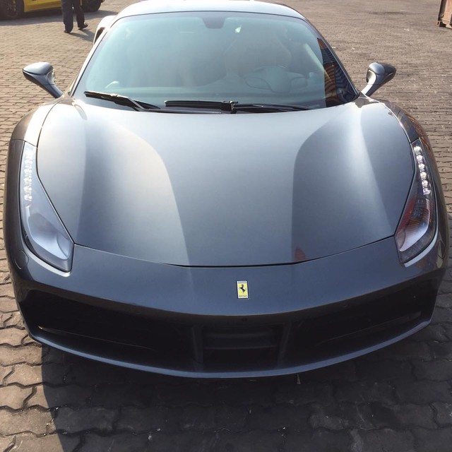Tin đồn về việc Ferrari 488 GTB, siêu xe mạnh mẽ thay thế cho ngựa chồm 458 Italia, về Việt Nam đã xuất hiện trong giới nhập xe từ cuối tháng 11/2015. Tuy nhiên, tại thời điểm đó, nhiều người cho rằng siêu ngựa Ferrari 488 GTB đầu tiên tại Việt Nam sẽ mang ngoại thất trắng muốt. Do đó, sự xuất hiện của chiếc Ferrari 488 GTB màu xám vào trưa qua, ngày 16/2, tại cảng VICT là một bất ngờ lớn cho giới mê xe.