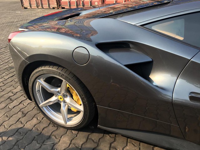 
Tiêu biểu như cản trước được chia làm 3 khoang riêng biệt và có thiết kế theo hình hộp vuông vức tương tự siêu phẩm triệu đô Ferrari LaFerrari. Ngoài ra, 2 hốc gió cỡ lớn bên hông kết hợp cùng những đường gân nổi mang đến ngoại hình dữ dằn cho kẻ kế nhiệm Ferrari 458 Italia.
