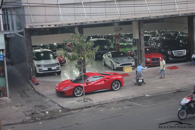 
Ferrari 488 GTB màu đỏ rực xuất hiện tại công ty nhập khẩu tư nhân ở quận 5. Ảnh: Xe chụp hình dạo
