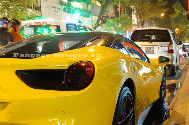 
Theo giới thạo tin, siêu xe Ferrari 488 GTB tại thị trường Việt Nam sau khi hoàn tất các thủ tục đăng ký và lăn bánh trên phố với chiếc biển trắng sẽ có giá từ 16 tỷ Đồng.
