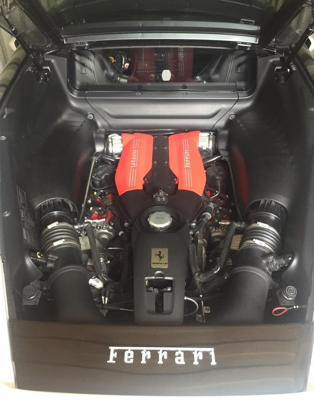 
Ferrari 488 GTB sử dụng động cơ V8, tăng áp kép, dung tích 3,9 lít, sản sinh công suất tối đa 661 mã lực tại vòng tua máy 8.000 vòng/phút và mô-men xoắn cực đại 760 Nm tại 3.000 vòng/phút. Kết hợp cùng hộp số ly hợp kép 7 tốc độ, siêu ngựa mất khoảng 3 giây để tăng tốc từ 0-100 km/h trước khi đạt vận tốc tối đa 330 km/h.
