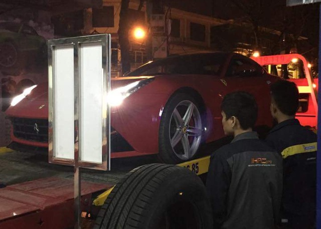Ferrari F12 Berlinetta trên xe cứu hộ chuẩn bị được đưa vào Sài Thành.