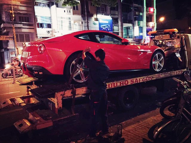 
Ferrari F12 Berlinetta trên xe cứu hộ vào tối ngày 10/3/2016 tại Sài thành...
