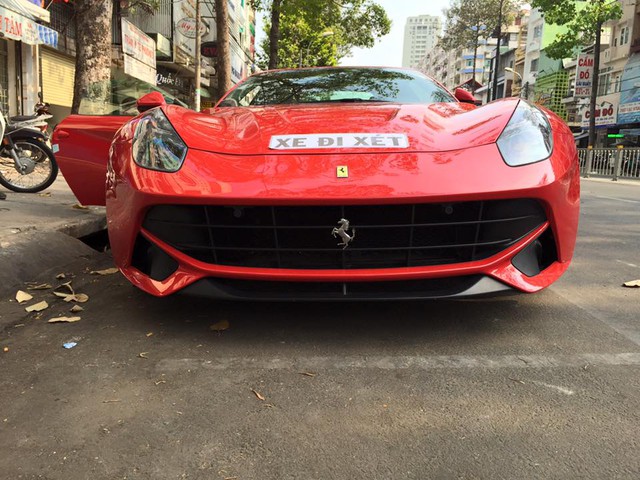 
Ferrari F12 Berlinetta đầu tiên tại Việt Nam xuất hiện trên phố Sài thành vào chiều ngày 10/03 với tờ giấy xe đi xét.
