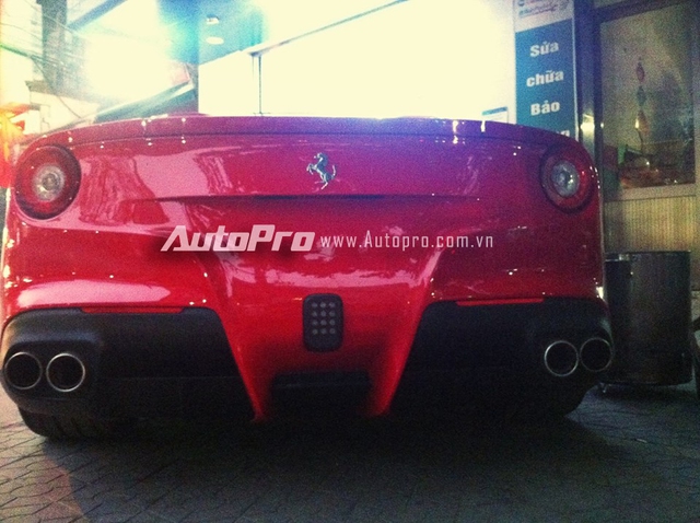 Ferrari F12 Berlinetta được trang bị động cơ V12, dung tích 6,3 lít, sản sinh công suất tối đa 730 mã lực tại vòng tua máy 8.250 vòng/phút và mô-men xoắn cực đại 690 Nm.