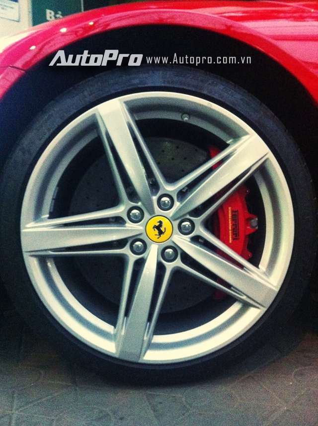 Cũng được sơn màu đỏ tươi như chiếc Ferrari F12 Berlinetta tại Hà Nội nhưng siêu ngựa ở Hải Phòng lại sở hữu cặp la-zăng 5 chấu đơn màu bạc thay cho vành 5 chấu kép màu đen nhám.