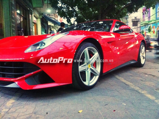 
Tại Việt Nam, chiếc Ferrari F12 Berlinetta của thiếu gia Phan Thành được đồn đoán có giá khoảng 21 tỷ Đồng.
