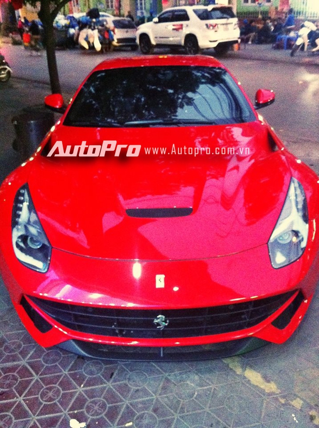 Vào chiều qua, giới săn xe tại Hải Phòng đã vô cùng bất ngờ khi bắt gặp siêu ngựa Ferrari F12 Berlinetta màu đỏ rực xuất hiện trên con phố thuộc phường Cát Dài, quận Lê Chân.