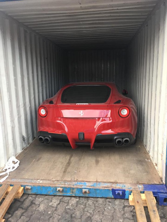
Ferrari F12 Berlinetta thứ 4 vừa xuất hiện tại cảng VICT, Sài Gòn.
